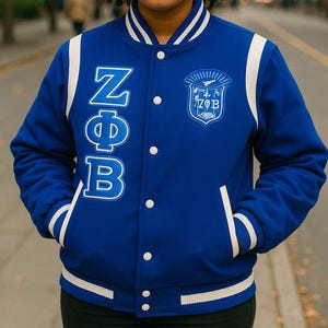Chaqueta universitaria de estilo griego Letterman para mujer hecha a medida de la hermandad Zeta Phi Beta. Opción de personalización por encargo.