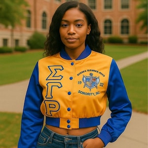 Signa 7 Rho Crop Top Cropped Jacke - Benutzerdefinierte Royal Blue & Gold für Frauen, bestickte griechische Jacke auf Bestellung mit Personalisierung