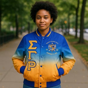 Chaqueta Sigma Gamma Rho: azul rey y dorado, personalizada para mujer. Chaqueta griega bordada, hecha a medida y personalizable.