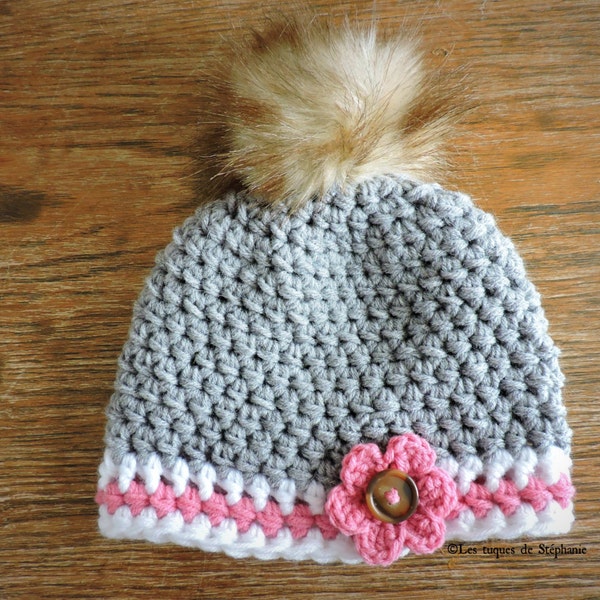 Tuque style Bas de Laine avec fleur et pompon de fausse fourrure DOUBLÉ de micropolar fait au crochet sur MESURE, bonnet gris, blanc et rose