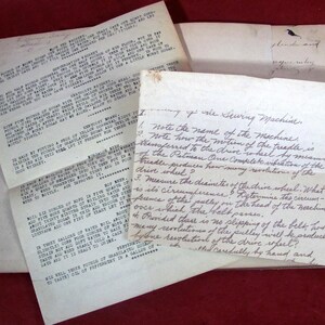 Può includere: Una collezione di documenti cartacei vintage contenenti ricette dattiloscritte per varie bevande e una pagina di istruzioni manoscritta intitolata Setting up the Sewing Machine, con testo in corsivo che descrive passaggi meccanici e domande.