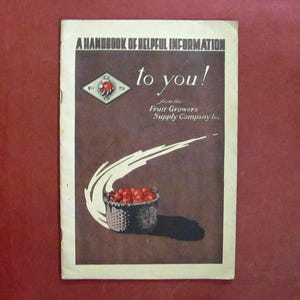 Puede incluir: Portada de manual vintage con el título "A Handbook of Helpful Information" y la frase "to you!" La portada presenta una cesta de fruta roja y el texto "Fruit Growers Supply Company Inc."