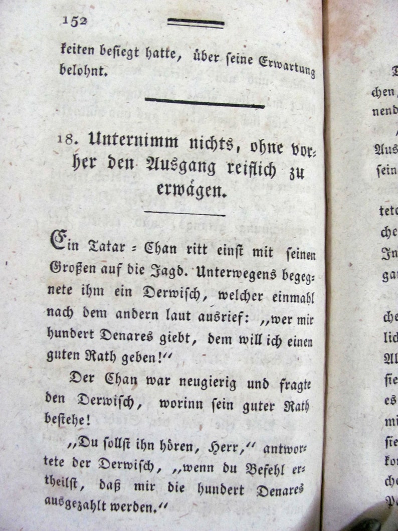 Op de afbeelding: Een antieke boekpagina met zwarte gedrukte tekst in een Duits Fraktur-lettertype. De pagina is bovenaan genummerd 152 en bevat een sectie die begint met het nummer 18, gevolgd door een verhaal over een Tatar-Chan en een Derwisj.