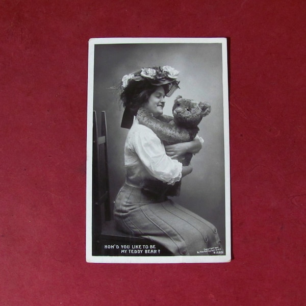 1908 Fotografía real Postal abrazando un gran oso de peluche 1 centavo Ben Franklin Sello cancelado Efímera antigua RPPC
