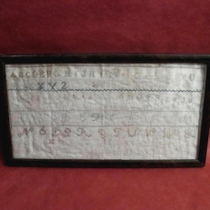 Antik broderibroderi för skolflicka, konst med ABC-siffror på linne, inramad 18,5 x 33,5 cm