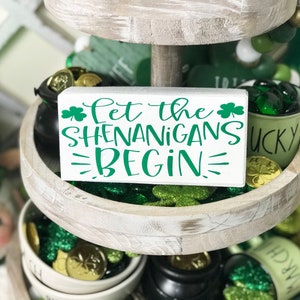 Lassen Sie die Shenanigans beginnen Mini Tiered Tablett Zeichen l St. Patricks Day Decor l Bauernhaus Dekor l Tiered Tablett Dekor l Mini Zeichen l Urlaub Dekor