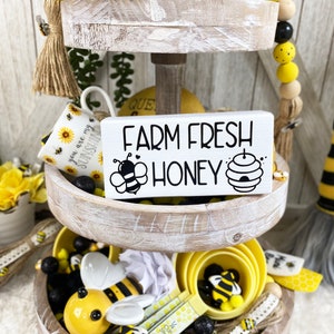 Mini enseigne de miel frais de la ferme / Décor de plateau à plusieurs niveaux / Décor d’abeille / Décor de ferme / Décor d’été