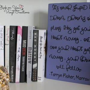 Tarryn Fisher Zitat aus Zucchini große Holz-Block mit Vinyl, Geschenk für Leser, Geschenk, Buch im Zusammenhang mit Artikel, Buch-Liebhaber, Bücherregal Dekor