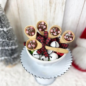 Colheres artesanais de chocolate com menta artificial: decoração de bandeja de Natal em camadas