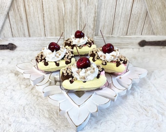 Finta mini banana split, finto gelato, decorazione per vassoio a più piani, decorazione per fattoria