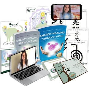 Może przedstawiać: Zestaw materiałów edukacyjnych Reiki zawierający niebieską książkę Energy Healing Through Reiki, zeszyt ćwiczeń, laptop i smartfon z samouczkami wideo, wykresy czakr, diagramy symboli oraz certyfikat ukończenia kursu.