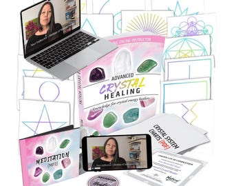 Puede incluir: Un paquete de curso digital que incluye una computadora portátil y un teléfono inteligente con una instructora, un libro titulado Advanced Crystal Healing, una portada de Meditation MP3, tablas de Crystal System, un certificado y láminas de arte geométrico.