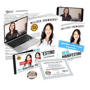 Può includere: Una raccolta di materiale didattico che comprende un computer portatile e uno smartphone con riproduzione video, due libri intitolati Real Manifesting, un disco audio MP3, una tabella degli obiettivi stampata, un adesivo e un certificato.