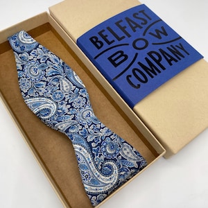 Liberty zelfbindende vlinderdas in marineblauw paisley - Bijpassende pochet en manchetknopen beschikbaar