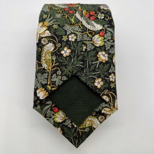 Liberty Krawatte in dunkelgrün Erdbeerdieb Vogel Motiv Passendes Einstecktuch & Manschettenknöpfe erhältlich Bild 3
