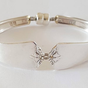 Peut inclure: Bracelet en argent fait &agrave; partir d'une cuill&egrave;re vintage avec un fermoir magn&eacute;tique. La cuill&egrave;re pr&eacute;sente des motifs floraux et l'inscription "11S" au dos.