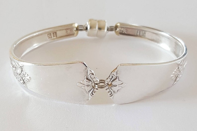 Peut inclure: Bracelet en argent fait &agrave; partir d'une cuill&egrave;re vintage avec un fermoir magn&eacute;tique. La cuill&egrave;re pr&eacute;sente des motifs floraux et l'inscription "11S" au dos.
