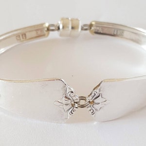 Peut inclure: Bracelet en argent fait &agrave; partir d'une cuill&egrave;re avec un motif floral et un fermoir magn&eacute;tique.