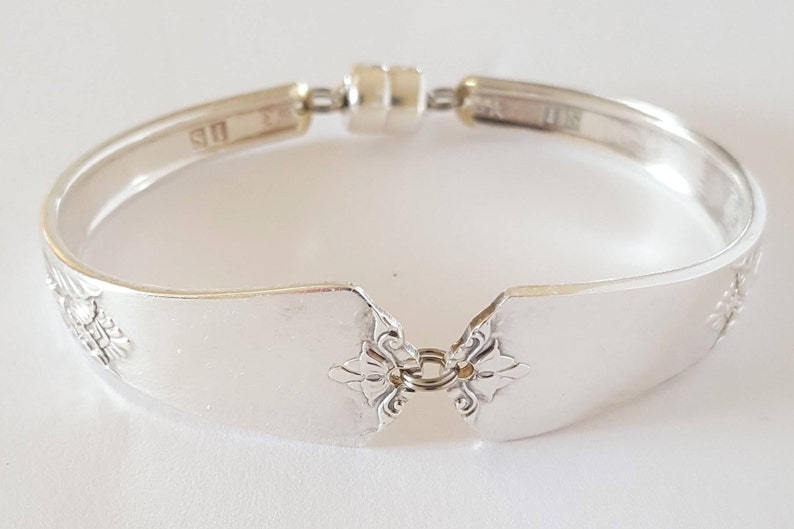 Peut inclure: Bracelet en argent fait &agrave; partir d'une cuill&egrave;re avec un motif floral et un fermoir magn&eacute;tique.