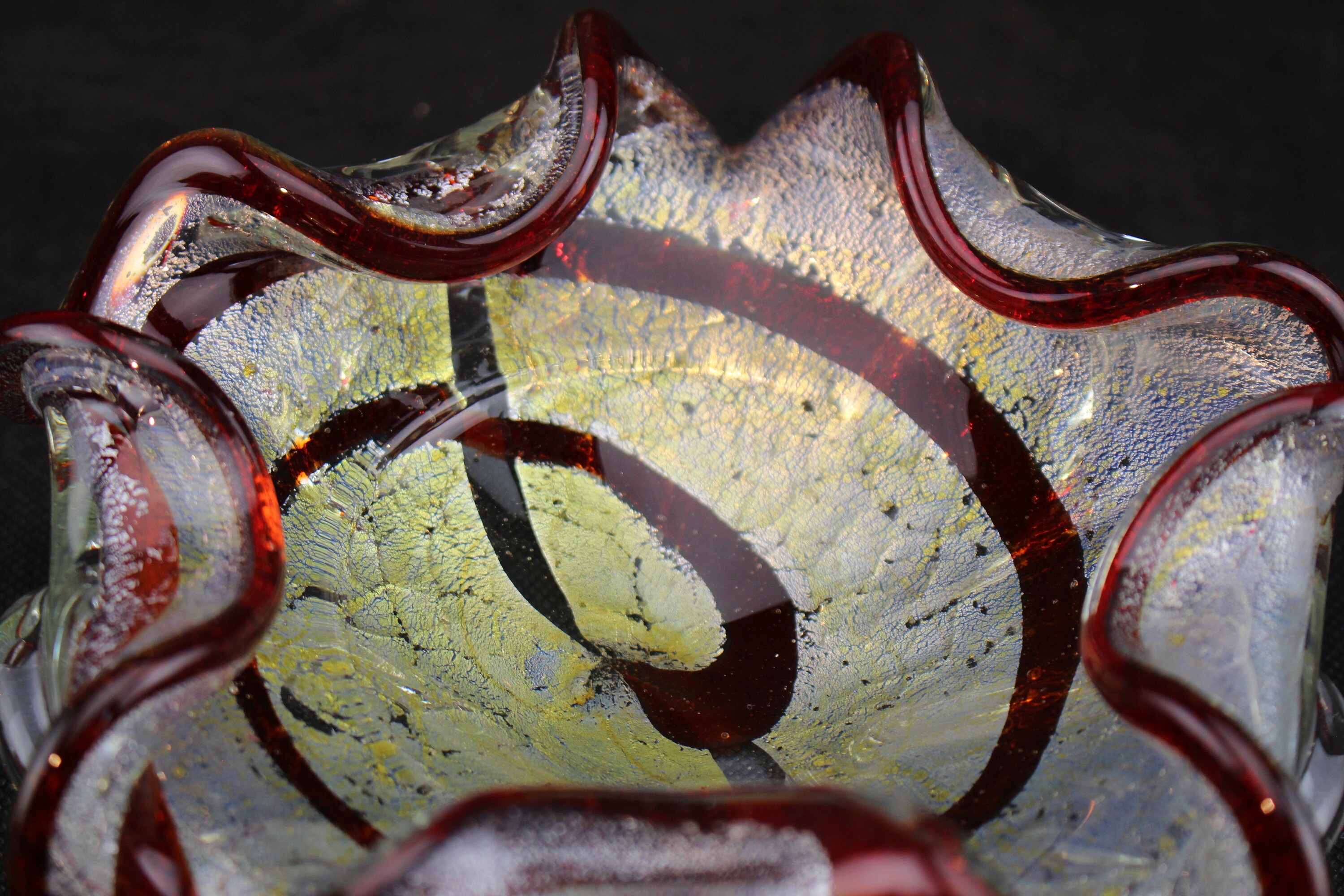 ムラーノガラスボウル：銀箔、金粉、ルビーレッドの縁 - Etsy 日本