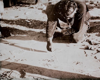 Fotografía antigua en gelatina de plata de un curandero navajo pintado con arena, c. 1905