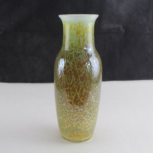Signed Wilsea O&#39;Brien Art Glass Vase: Iridized Crackle Finish