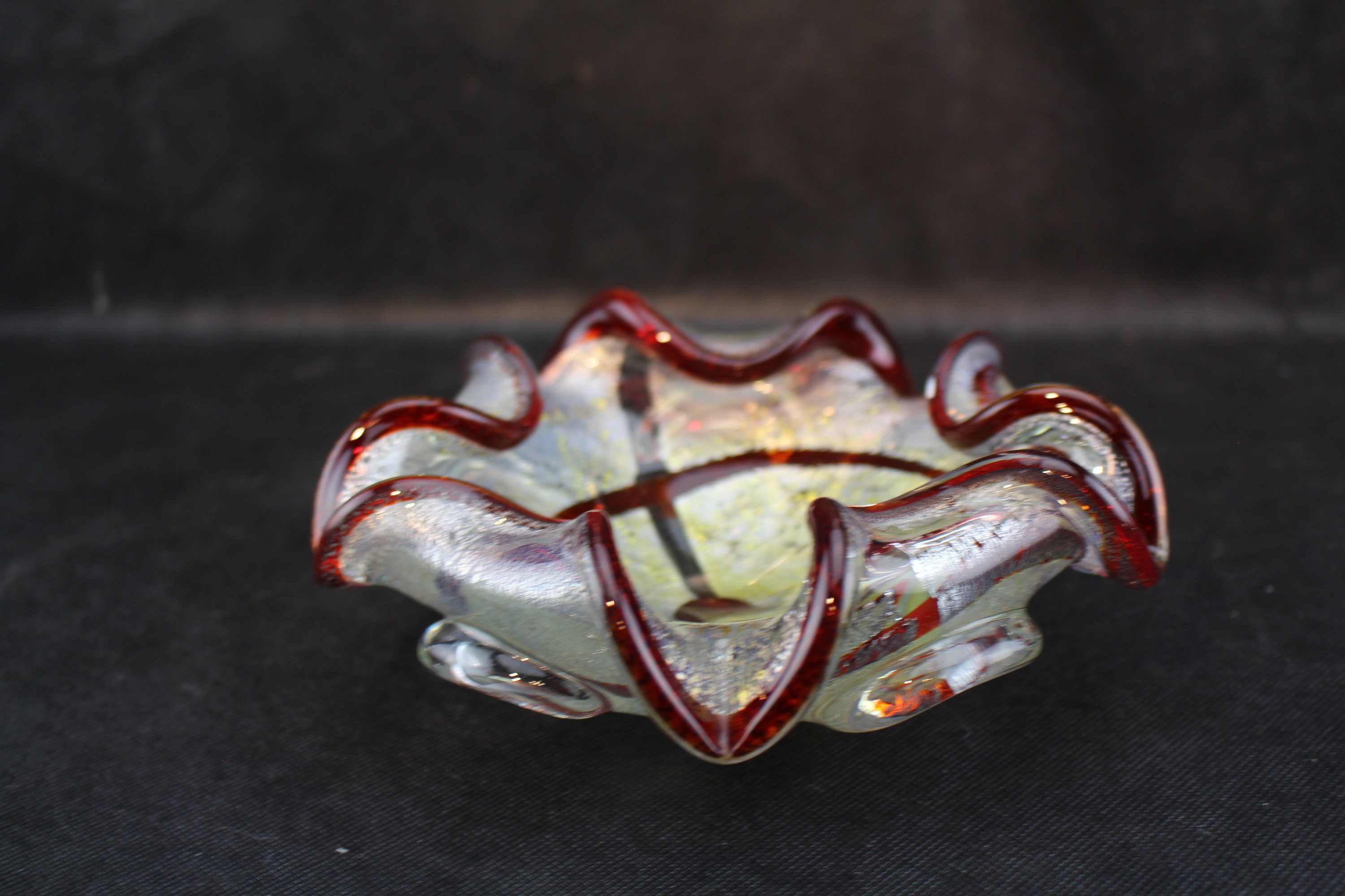 ムラーノガラスボウル：銀箔、金粉、ルビーレッドの縁 - Etsy 日本