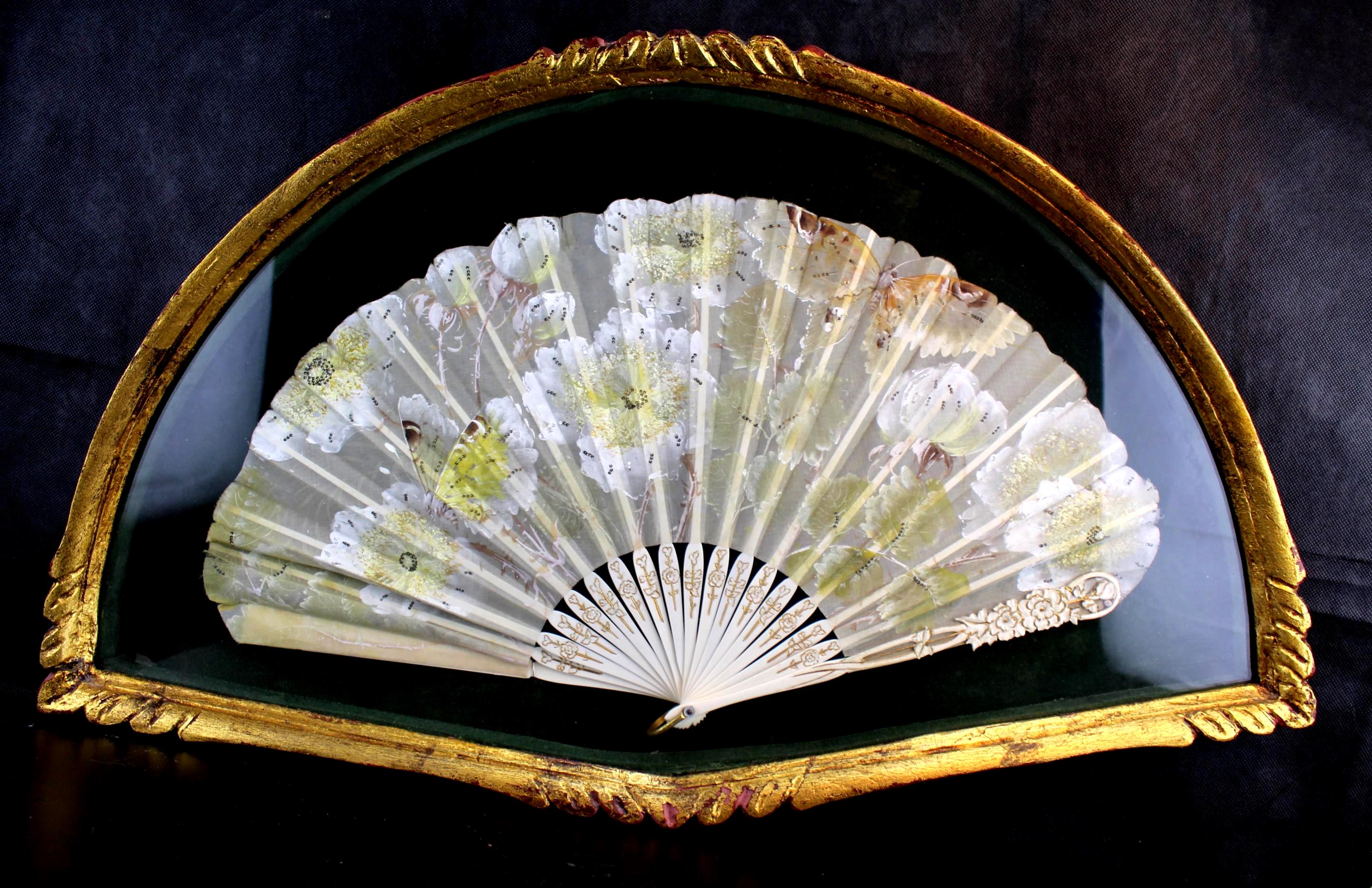 アンティークガラスフレーム 手描きシルク扇 天使と女性 ハンドペイントファン額装 Antique Hand Painted Silk Fan in Shadowbox - Gold Gilt Frame - Etsy