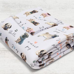 Könnte beinhalten: Weißes Bettwäsche-Set mit einem sich wiederholenden Muster von Mops-Illustrationen. Das Design umfasst Pfotenabdrücke, Herzen und die Wörter "Bella" und "sweet pug" in Schreibschrift. Das Set ist gefaltet und gestapelt.