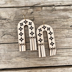 Arches and Fringe cut-out earrings in Maple wood with brass image 5