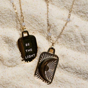 SÉ LA LUZ ⫸ Collar con mantra lunar de amor propio