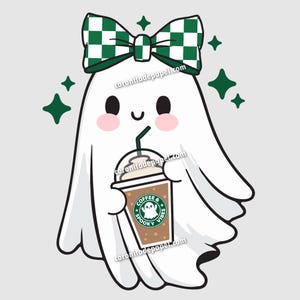 Puede incluir: Un fantasma de dibujos animados con un lazo a cuadros verde y blanco, sosteniendo una taza de café con las palabras "Coffee & Spooky Vibes". El fantasma tiene mejillas rosadas y está rodeado de estrellas verdes.