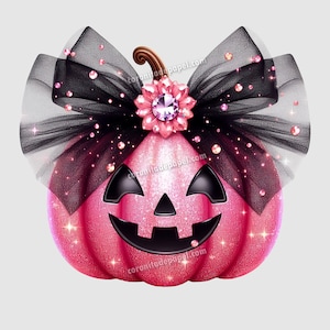 Puede incluir: Una calabaza rosa con purpurina con un lazo negro y rosa y una flor rosa con un centro de pedrería. La calabaza tiene una cara de jack-o'-lantern.