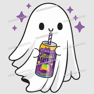 Könnte beinhalten: Illustration eines Cartoon-Geistes, der eine Dose Energy-Drink "Witch's Brew Alani" mit Strohhalm hält. Die Dose ist lila und gelb mit einer Apfelgrafik. Der Geist ist weiß mit schwarzen Augen und einem Lächeln, umgeben von lila Sternen.