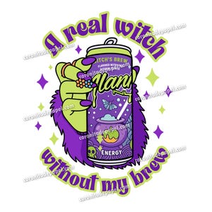 Puede incluir: Una ilustración caprichosa presenta una mano de piel verde con uñas moradas y anillos sosteniendo una lata morada de "Witch's Brew". La lata tiene un diseño de caldero y la palabra "Energy". El texto dice "A real witch without my brew."