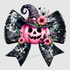 Puede incluir: Una calabaza rosa con un sombrero de bruja y un lazo de lentejuelas negras. La calabaza tiene una cara de jack-o'-lantern y está decorada con flores y hojas. El texto "coronitadepapel.com" es visible en el lazo.