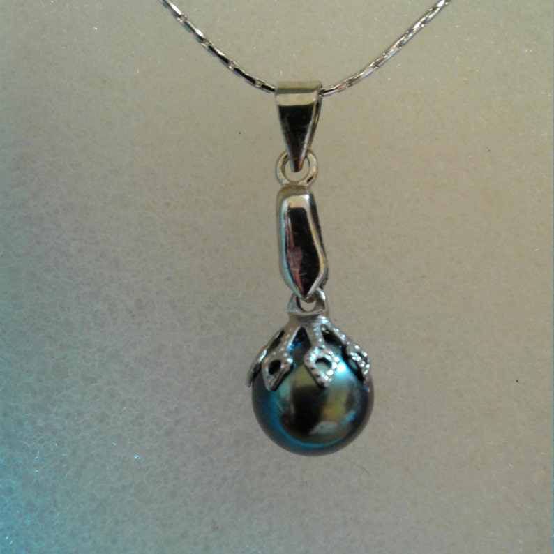 All Hand fashioned for an elegant look. 9mm Round Black Tahitian Pearl 18 Diamond Cut Platium Chain with Magnetic Clasp