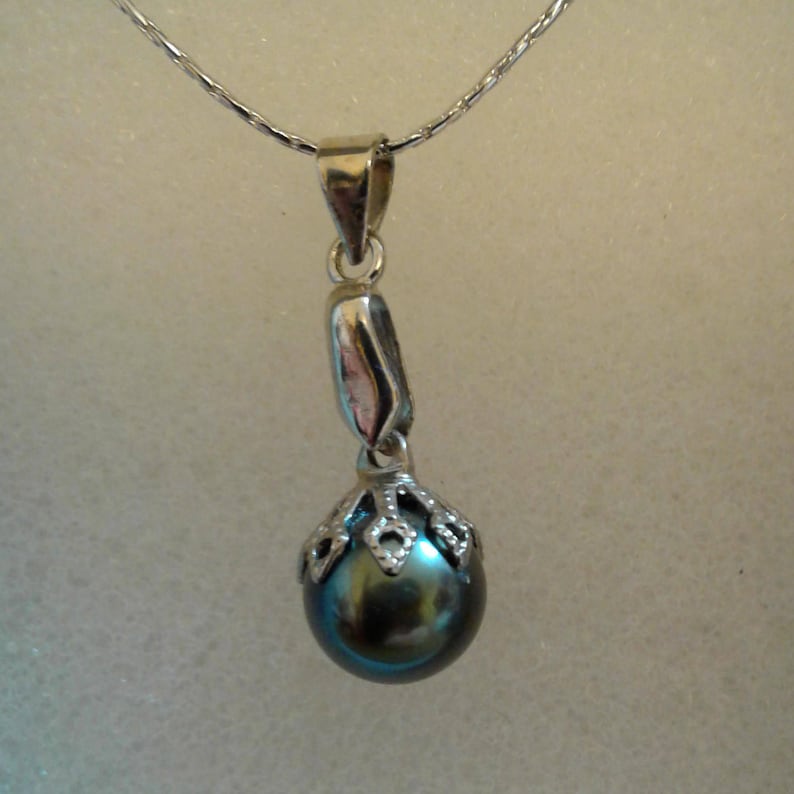 All Hand fashioned for an elegant look. 9mm Round Black Tahitian Pearl 18 Diamond Cut Platium Chain with Magnetic Clasp