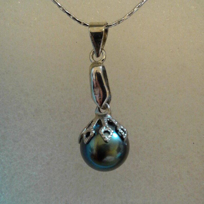 All Hand fashioned for an elegant look. 9mm Round Black Tahitian Pearl 18 Diamond Cut Platium Chain with Magnetic Clasp