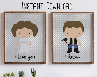 Könnte beinhalten: Zwei gerahmte Drucke mit grauem Hintergrund und weißen Punkten. Der Druck links zeigt eine Comicfigur von Prinzessin Leia mit dem Text "Ich liebe dich". Der Druck rechts zeigt eine Comicfigur von Han Solo mit dem Text "Ich weiß".