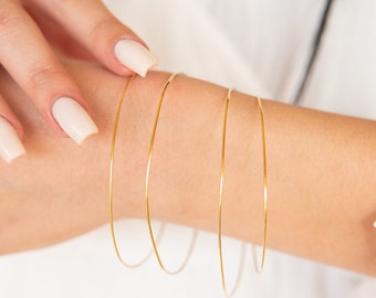Bracciale rigido delicato, in oro massiccio 14 carati, bracciale moderno molto sottile, facile da indossare impilato.