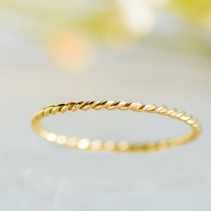 Anillo trenzado de oro macizo de 14 quilates, alianza fina de cuerda, anillo apilable