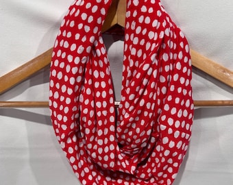 Peut inclure: Une écharpe infinie rouge à pois blancs.