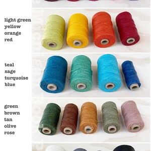 Puede incluir: Una colecci&oacute;n de carretes de hilo de colores en varios tonos, incluyendo granate, rojo, rosa y lavanda. La imagen tambi&eacute;n muestra carretes verde claro, amarillo, naranja y rojo. Colores adicionales son turquesa, azul, verde, marr&oacute;n, beige, oliva, rosa, blanco, gris y negro.