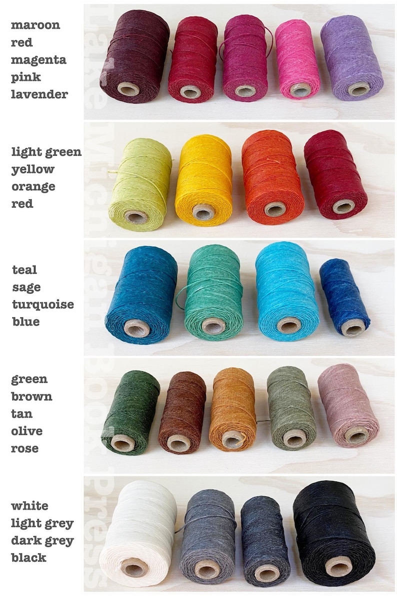 Puede incluir: Una colecci&oacute;n de carretes de hilo de colores en varios tonos, incluyendo granate, rojo, rosa y lavanda. La imagen tambi&eacute;n muestra carretes verde claro, amarillo, naranja y rojo. Colores adicionales son turquesa, azul, verde, marr&oacute;n, beige, oliva, rosa, blanco, gris y negro.
