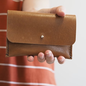 Pochette de voyage en cuir personnalisée simple, petit porte-cartes en cuir, cadeau pour elle, porte-monnaie, cadeau pour papa, cuir marron clair