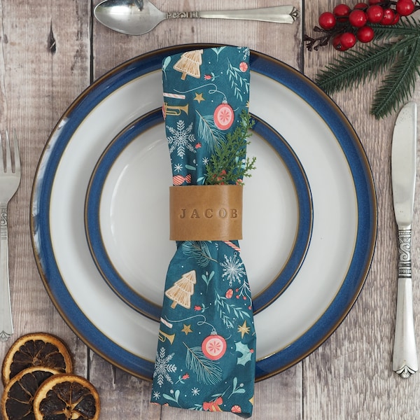 Ensemble de ronds de serviette en cuir personnalisés, cadre de table de fête de Noël, décoration de table de Noël rustique, mariage nature, ensemble de dîner de fête de Noël