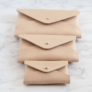 Pochette en cuir, petit porte-cartes en cuir, porte-monnaie enveloppe marron, cadeau pour elle, petite pochette de voyage, étui de transport plié, mini trousse de maquillage