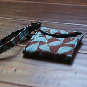 Cartera marrón y azul