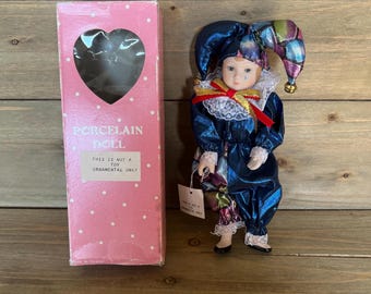 Vintage porslinsdocka med originalask, Harlequin clown samlarobjekt